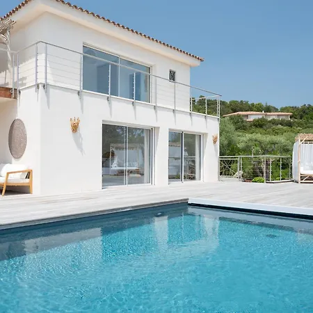 Βίλα Avec Piscine Et Vue A 230m De La *