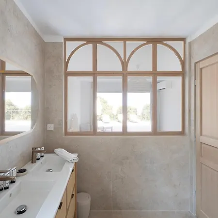 Avec Piscine Et Vue A 230m De La *