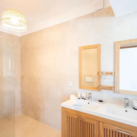 Βίλα Avec Piscine Et Vue A 230m De La