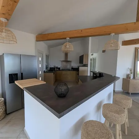 Avec Piscine Et Vue A 230m De La Villa