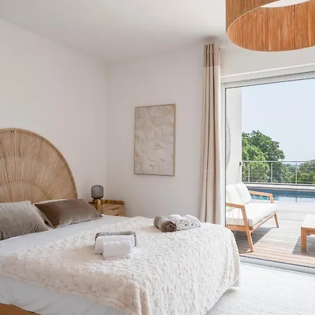 Avec Piscine Et Vue A 230m De La Villa *