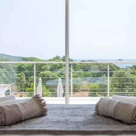 Avec Piscine Et Vue A 230m De La Villa