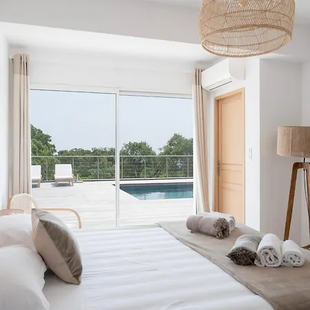 Villa Avec Piscine Et Vue A 230m De La *