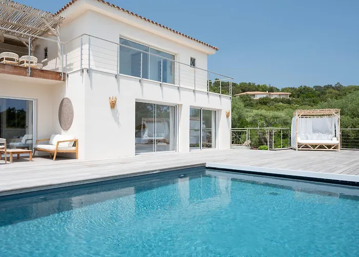 Villa Avec Piscine Et Vue à 230m De La *