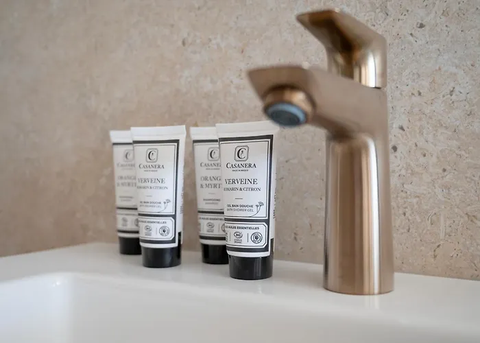 Avec Piscine Et Vue à 230m De La *