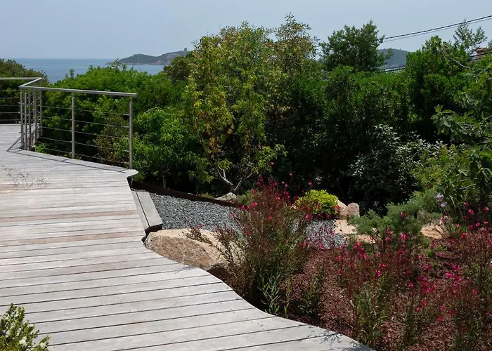 Avec Piscine Et Vue à 230m De La *