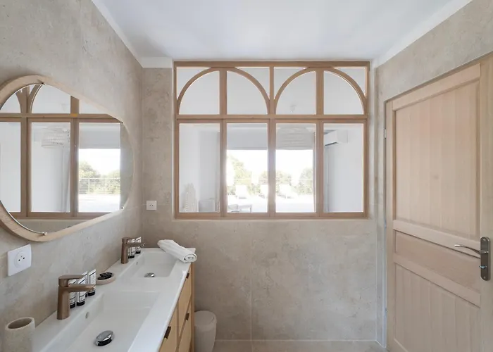 Avec Piscine Et Vue à 230m De La *