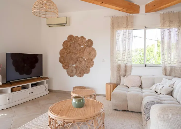 Avec Piscine Et Vue à 230m De La *